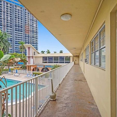 Private Hallandale Beach Studio Wbath Walking Distance To The Beach Pool Free Parking المظهر الخارجي الصورة