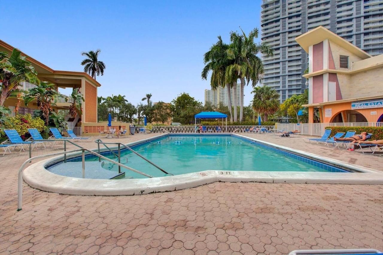 Private Hallandale Beach Studio Wbath Walking Distance To The Beach Pool Free Parking المظهر الخارجي الصورة
