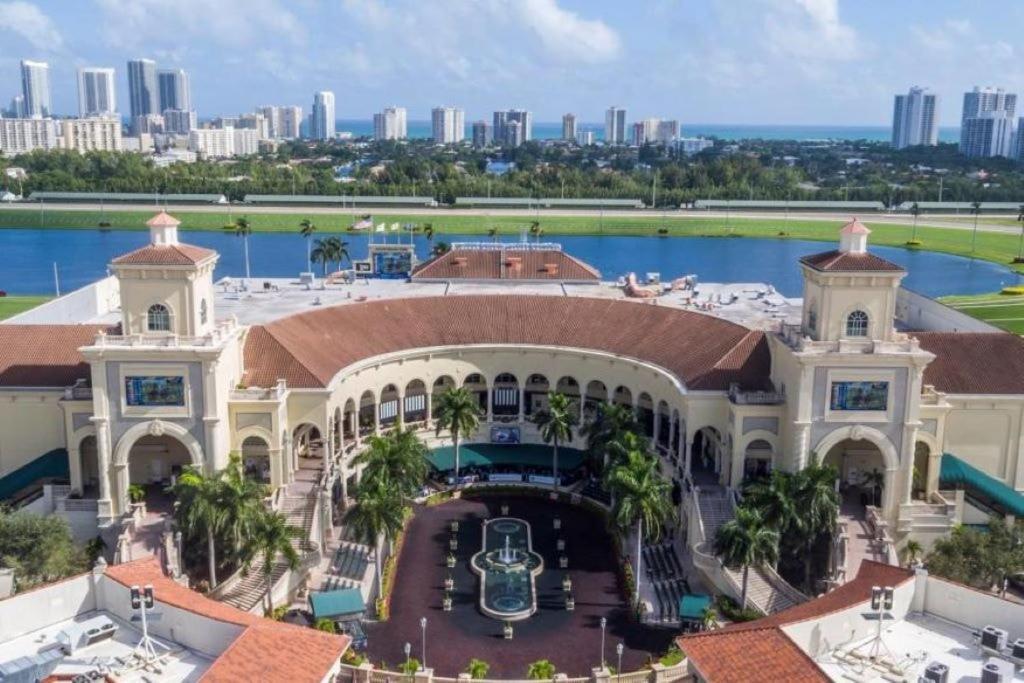 Private Hallandale Beach Studio Wbath Walking Distance To The Beach Pool Free Parking المظهر الخارجي الصورة