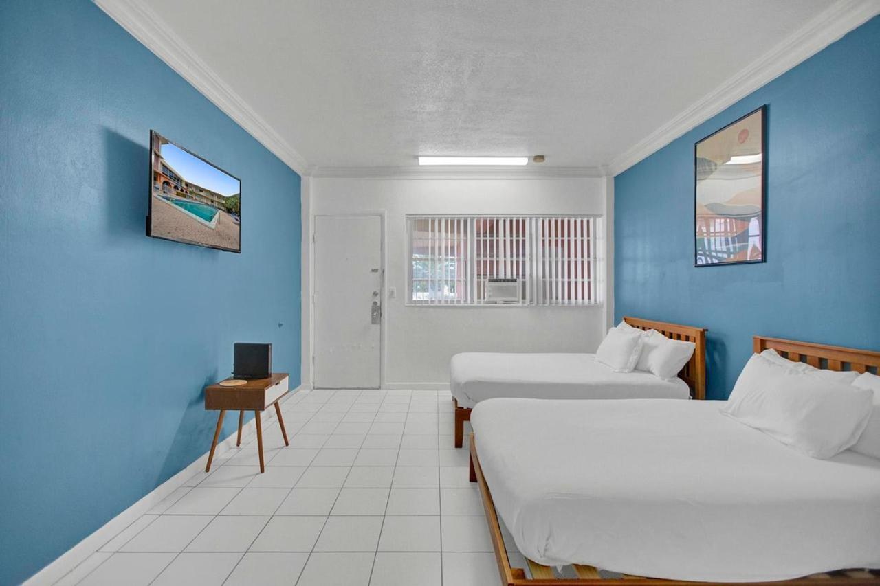 Private Hallandale Beach Studio Wbath Walking Distance To The Beach Pool Free Parking المظهر الخارجي الصورة