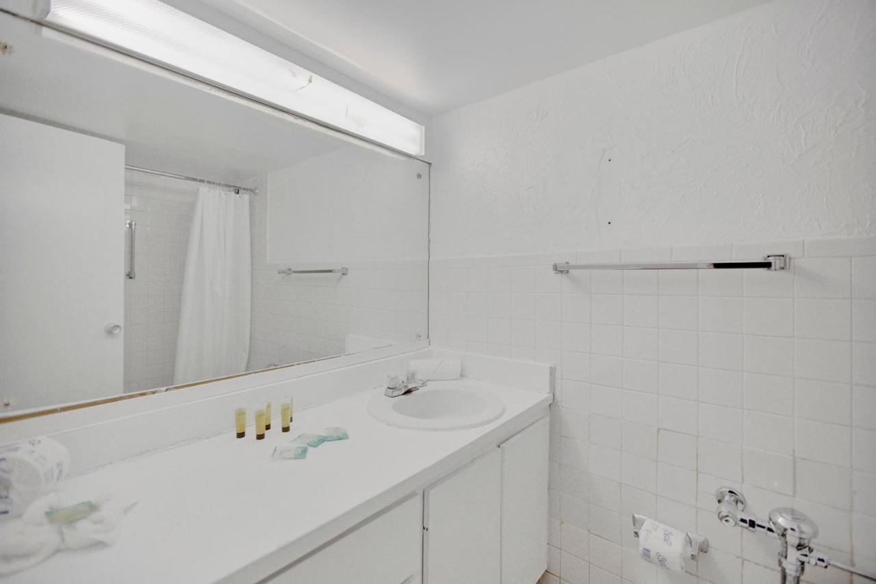 Private Hallandale Beach Studio Wbath Walking Distance To The Beach Pool Free Parking المظهر الخارجي الصورة
