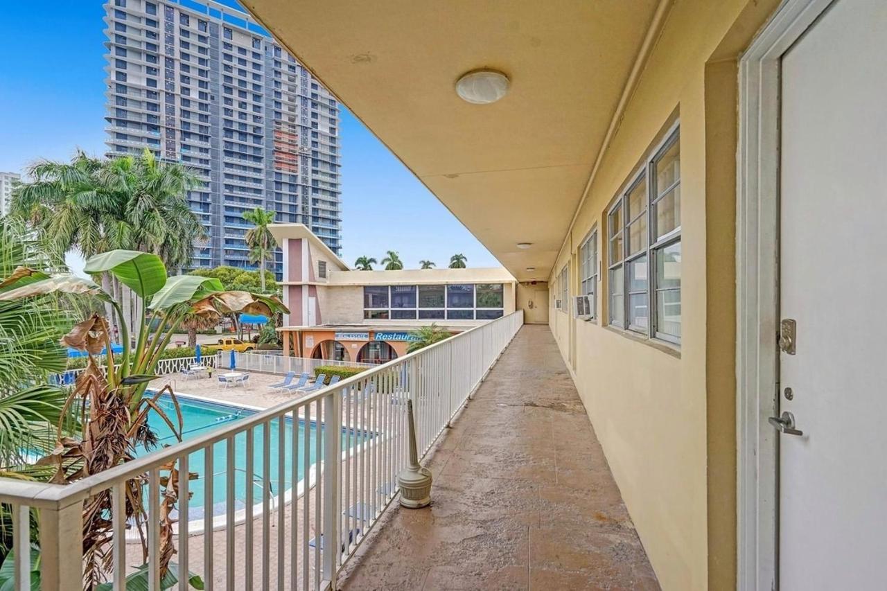 Private Hallandale Beach Studio Wbath Walking Distance To The Beach Pool Free Parking المظهر الخارجي الصورة