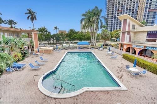 Private Hallandale Beach Studio Wbath Walking Distance To The Beach Pool Free Parking المظهر الخارجي الصورة
