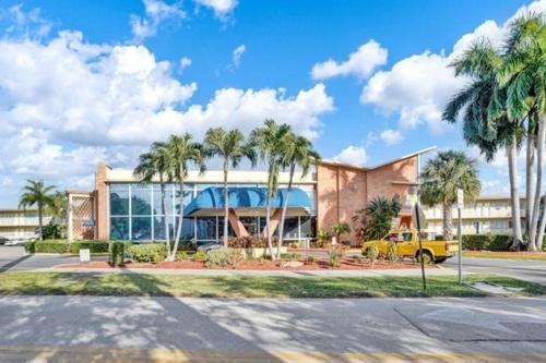 Private Hallandale Beach Studio Wbath Walking Distance To The Beach Pool Free Parking المظهر الخارجي الصورة